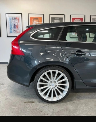 Volvo V60 cena 46000 przebieg: 226000, rok produkcji 2011 z Strzelce Opolskie małe 46